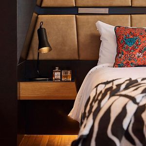Zimmer mit Kingsize-Bett
